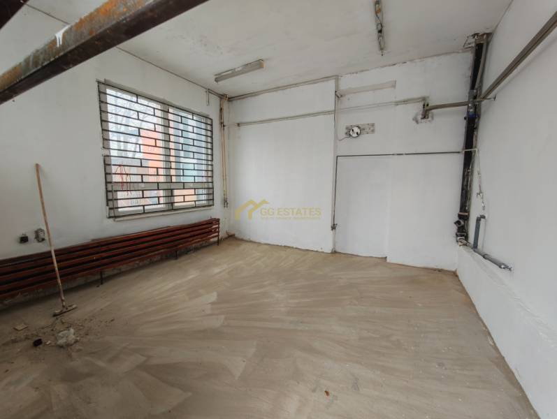 Innenraum der Garage mit Fenster und Gitter, Boden mit Holzdekor.