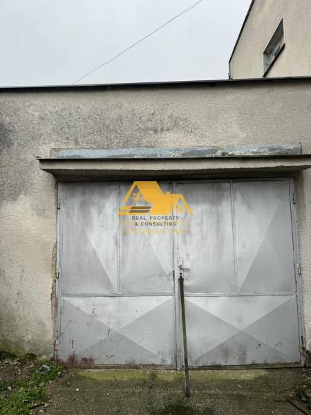 Garagentor eines Einfamilienhauses in Dvory nad Žitavou in der Straße Dvory nad Žitavou.