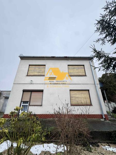 Einfamilienhaus in Dvory nad Žitavou, Straße Dvory nad Žitavou, mit Garten vor dem Haus.