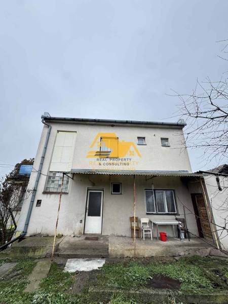 Einfamilienhaus in Dvory nad Žitavou in der Straße Dvory nad Žitavou mit Hinterhof.