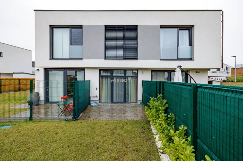 Ein zweistöckiges Haus mit Terrasse und Garten in der Jaspisstraße in Bratislava - Jarovce.