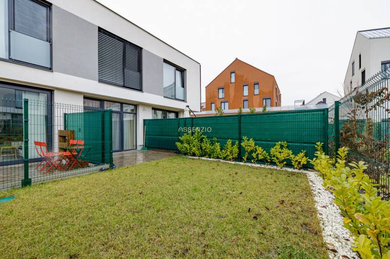 Exterieur einer 2-Zimmer-Wohnung in der Jaspisova-Straße in Jarovce mit Terrasse und Rasen.