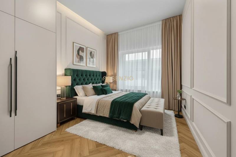 Schlafzimmer mit Bett, Nachttischen, Bildern an der Wand und Boden mit Holzdekor.