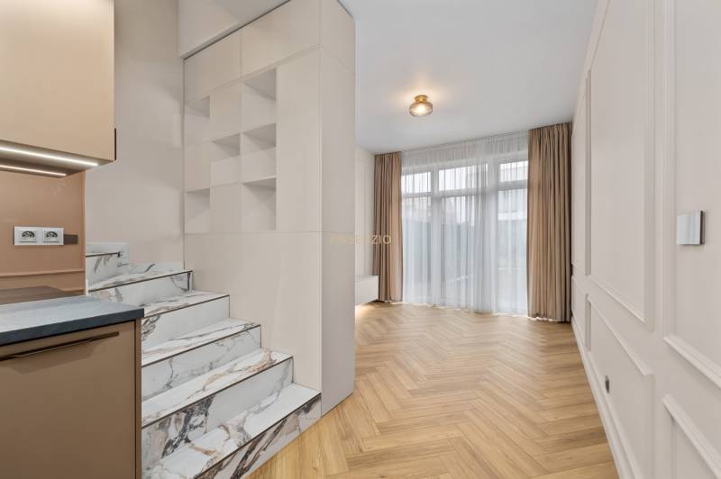 Innenraum einer 2-Zimmer-Wohnung mit Marmortreppen und Holzboden.