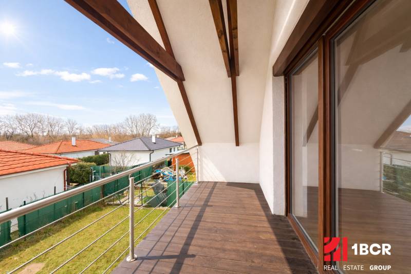 Der Balkon eines Einfamilienhauses in Most pri Bratislave in der Záleská mit Blick auf den Garten.