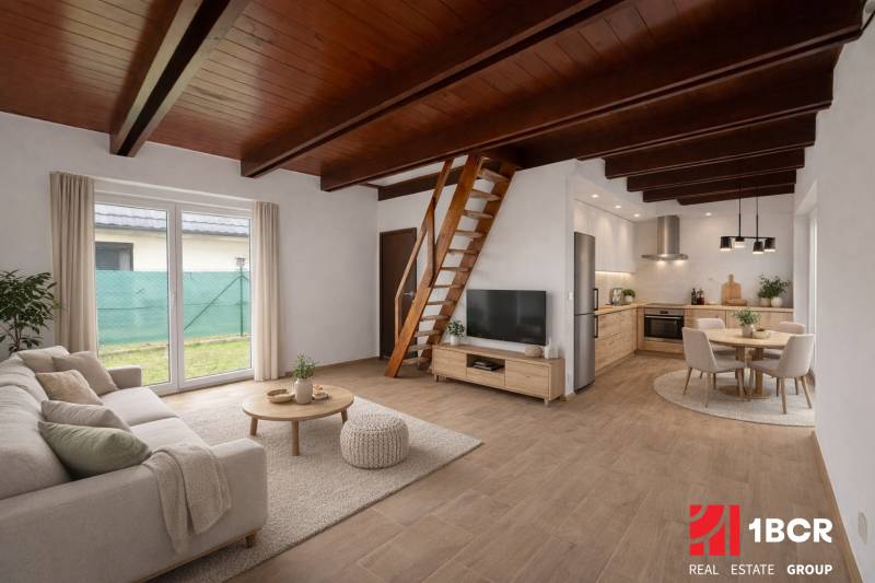 Wohnzimmer mit Küche in einem Einfamilienhaus, Treppen, Sofa, Fernseher, Esstisch, Boden mit Holzdekor.