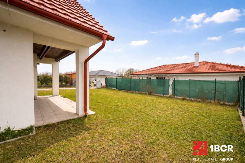 Garten in Most pri Bratislave in der Záleská-Straße bei einem Einfamilienhaus mit Ziegeldach.