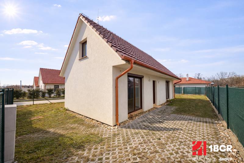 Ein Einfamilienhaus in Most pri Bratislave in der Záleská-Straße mit Umzäunung und Garten.