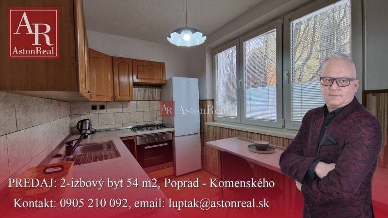 Küche in einer 2-Zimmer-Wohnung mit Geräten und Boden in Holzoptik.