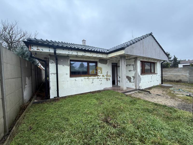 Einfamilienhaus in Záhorská Ves in der Straße Pri prvej kaplnke mit unvollendeter Fassade.