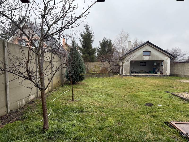 Der Garten hinter dem Einfamilienhaus in der Straße Pri prvej kaplnke in Záhorská Ves.