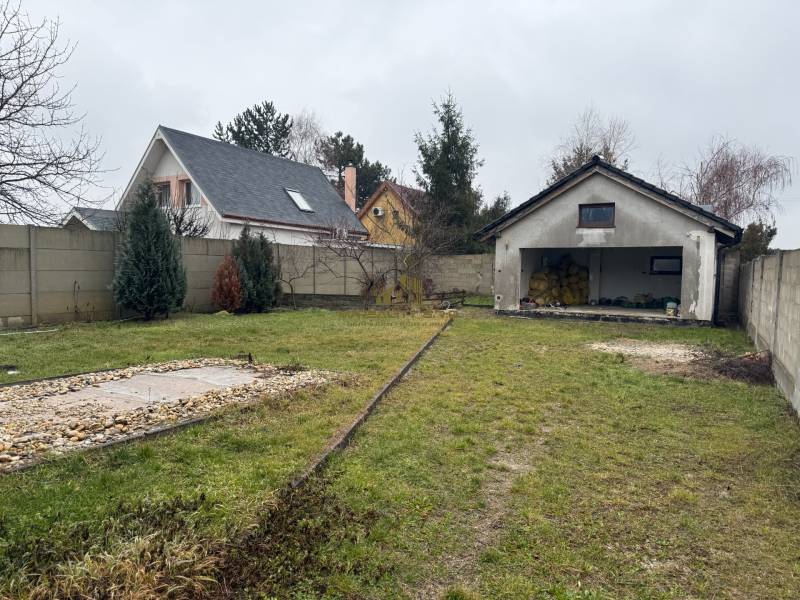 Der Garten eines Einfamilienhauses in der Straße Pri prvej kaplnke in Záhorská Ves mit Garage.