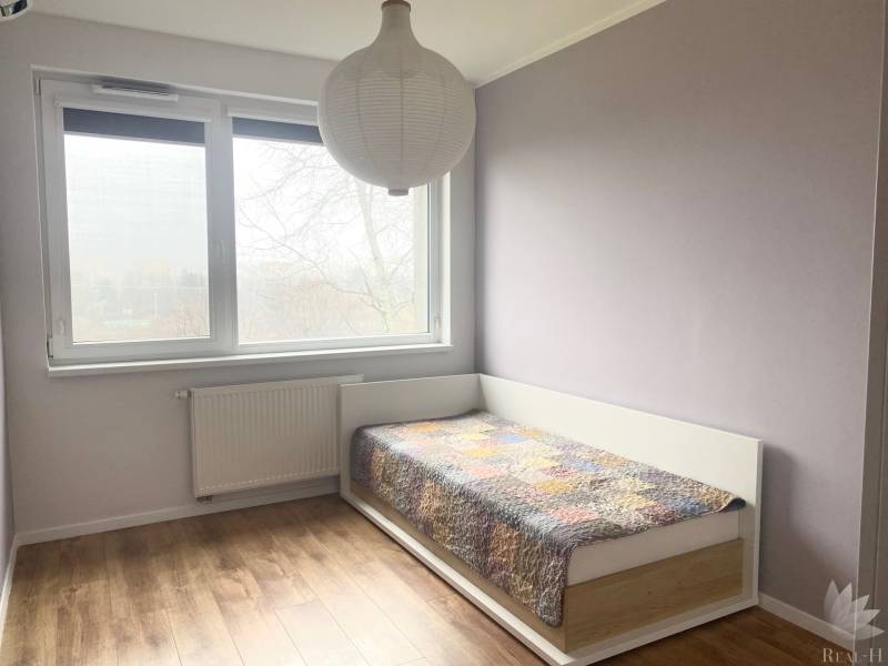 Gemütliches Schlafzimmer in einer 3-Zimmer-Wohnung mit Bett und großem Fenster.