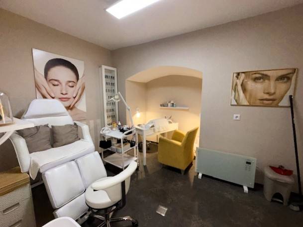 Geschäftsräume mit Sesseln und Wanddekorationen, Boden mit Holzdekor.