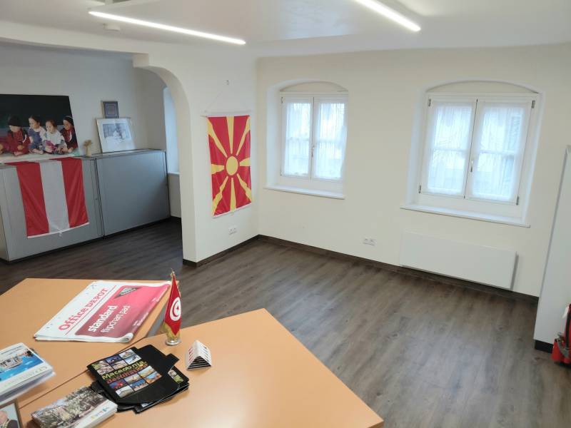 Kanzleien mit Holzboden und Flaggen an der Wand.