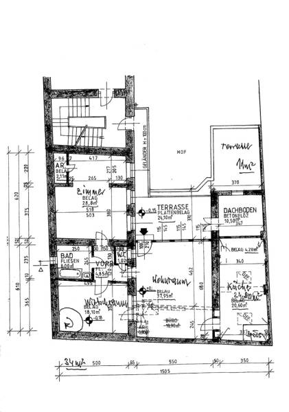 Grundriss der Büros mit Terrasse und Lager, umfasst Zimmer und Badezimmer.