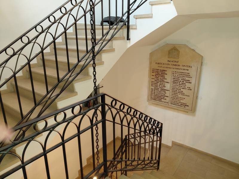 Innenraum von Büros mit Wendeltreppe und Tafel an der Wand, Boden mit Holzdekor.