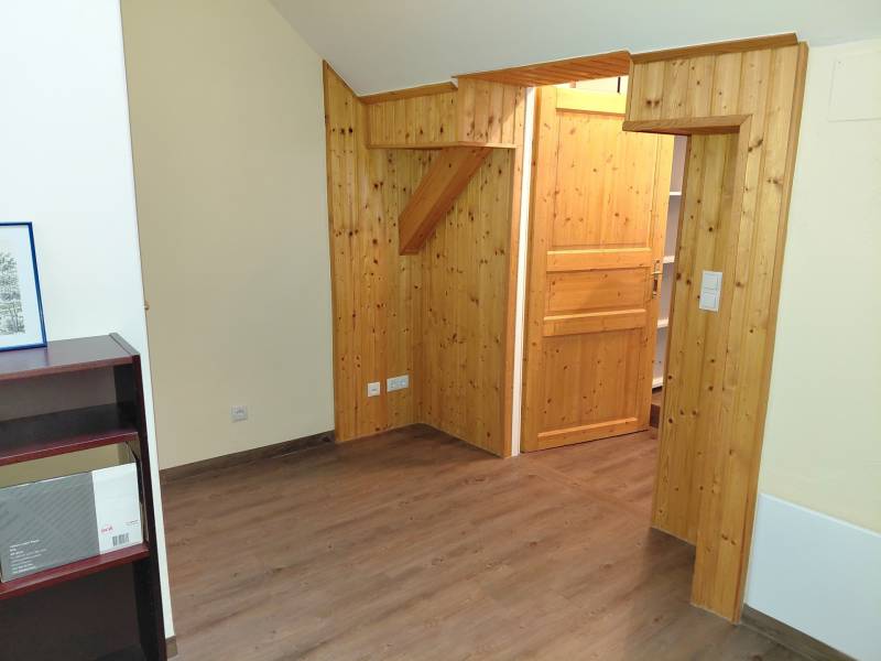 Innenraum eines Büros mit Holzvertäfelung und Boden mit Holzdekor.