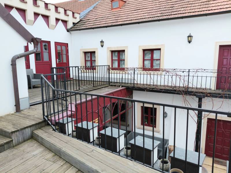 Das Äußere der Büros in Eisenstadt auf der Hauptstraße mit einem Boden in Holzoptik.