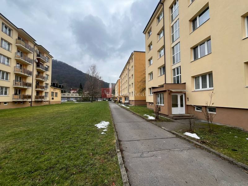 Ein Wohnhaus in der Golianova-Straße in Banská Bystrica, umgeben von einer Rasenfläche.