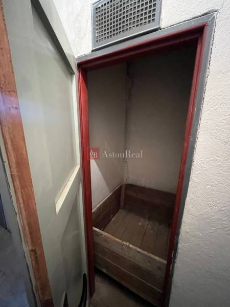 Kleine Kammer mit Holzkasten in einer 3-Zimmer-Wohnung.