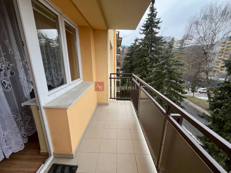 Balkon einer 3-Zimmer-Wohnung in der Golianova-Straße in Banská Bystrica mit Blick ins Grüne.