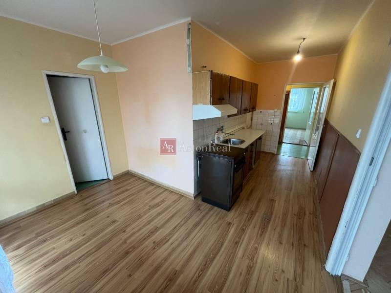 Küche und Essbereich in einer 3-Zimmer-Wohnung mit Holzboden.