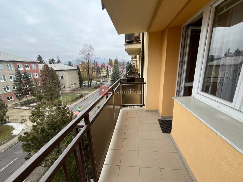 Der Balkon einer 3-Zimmer-Wohnung in der Golianova-Straße in Banská Bystrica mit Blick auf die Straße.