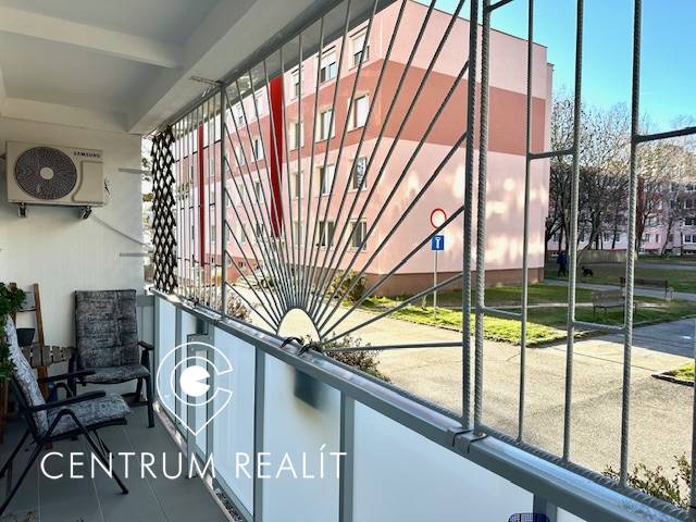 Balkon einer Einzimmerwohnung in der Tilgnerova-Straße in Bratislava - Karlova Ves.