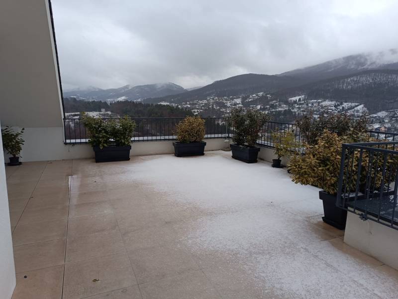 Verschneite Terrasse in Nová Baňa in der Straße Pod sekvojou mit Bergblick.