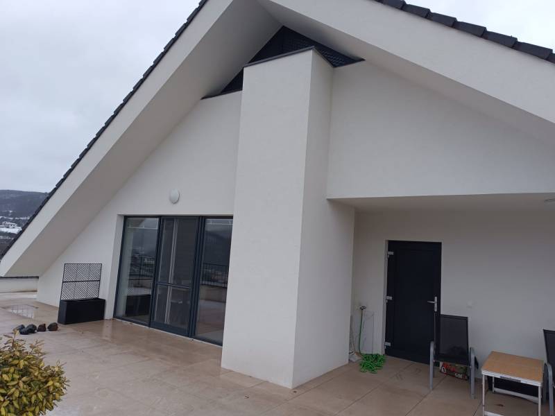 Terrasse mit weißen Wänden und großen Türen, Nová Baňa, Straße Pod sekvojou.