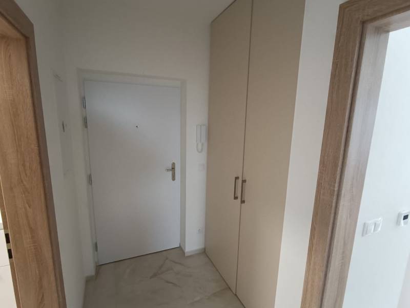 Eingangsflur in einer 2-Zimmer-Wohnung mit weißen Türen und einem Einbauschrank.