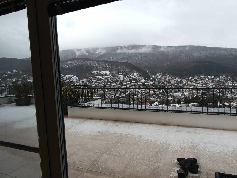 Blick auf die verschneite Landschaft in Nová Baňa vom Balkon einer Wohnung in der Straße Pod sekvojou.