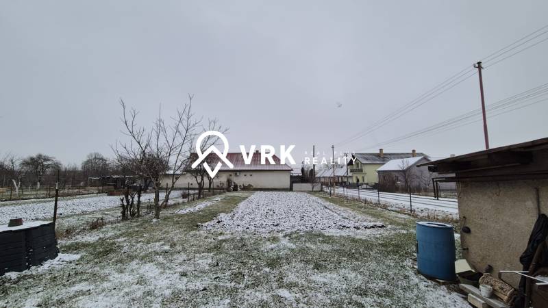 Ein verschneiter Garten bei einem Einfamilienhaus in der Neuen Straße in Veľké Ozorovce.