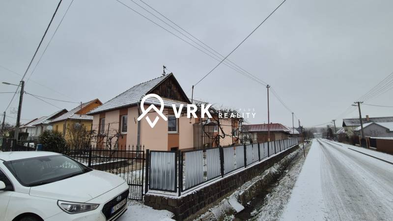 Ein Einfamilienhaus in der Nová-Straße in Veľké Ozorovce mit verschneitem Dach und Garten.