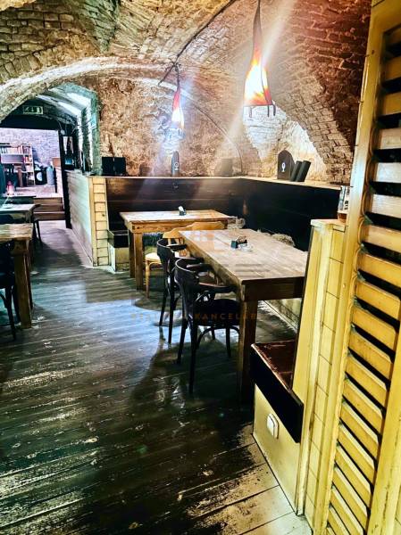 Steinwände und ein Holzboden schaffen eine gemütliche Atmosphäre in den Gastronomiebereichen.