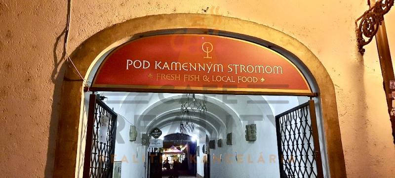 Eingang zu den Gastronomiebereichen in der Sedlárska-Straße im historischen Zentrum von Bratislava.
