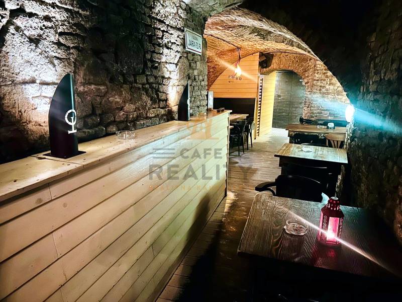 Steinwände und Bögen in Gastronomiebereichen mit Holzboden-Dekor.