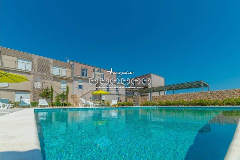 Ferienwohnung in Povljana mit Pool und Liegestühlen in der Straße Povljana.