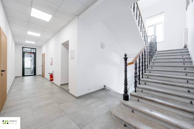 Interieur mit Steintreppe und Flur.