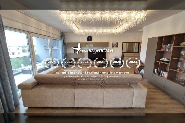 Wohnzimmer in einer Ferienwohnung mit bequemer Sitzgarnitur und dekorativer Beleuchtung.