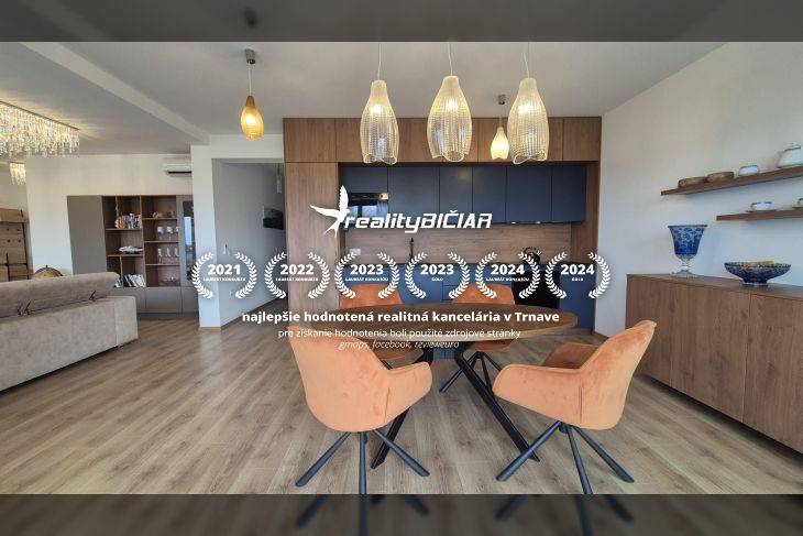 Innenraum einer Ferienwohnung mit Holzboden und Esstisch.