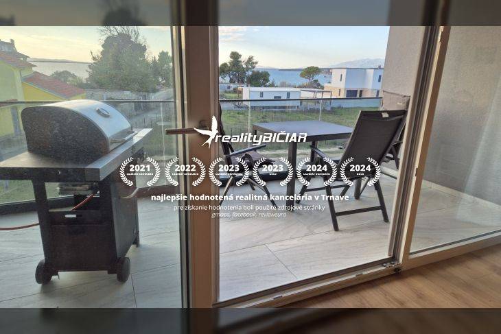 Offene Terrasse mit Grill und Sitzbereich in der Ferienwohnung in Zukve, Vrsi.