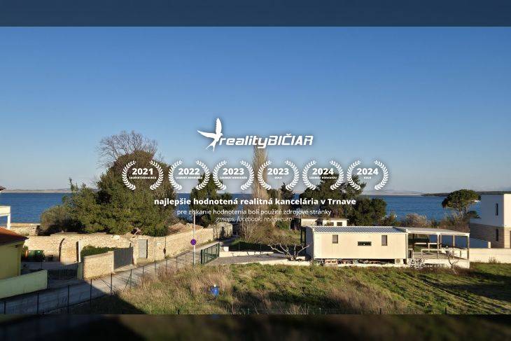 Blick auf die Küste bei einer Ferienwohnung in der Gegend von Vrsi, Straße Zukve, Meer im Hintergrund.