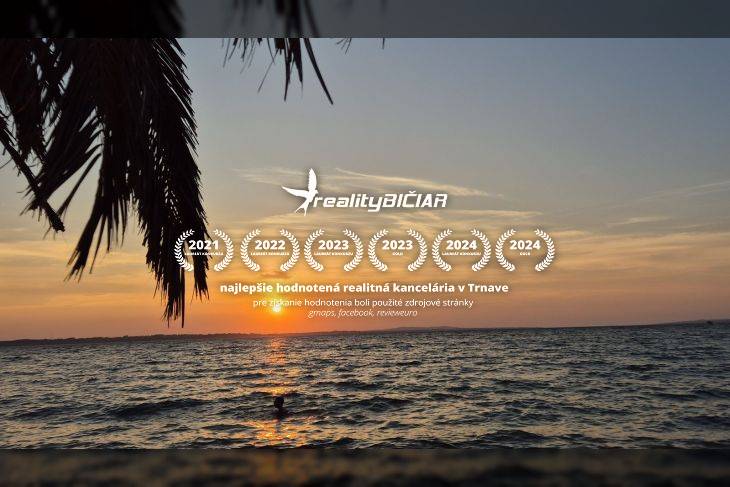 Sonnenuntergang über dem Meer, Palmblätter im Vordergrund, Wertschätzungsschilder für Immobilien.