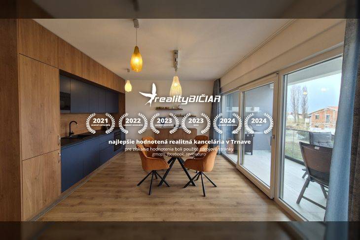 Essbereich mit Holzboden und großen Fenstern in einer Ferienwohnung.