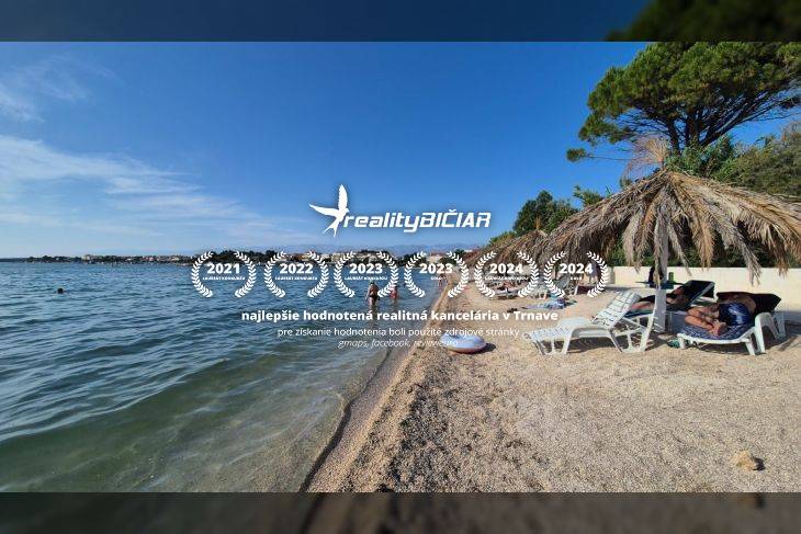 Ein Sandstrand am Meer mit Liegestühlen unter Strohdächern, klarem Himmel und ruhigem Wasser.