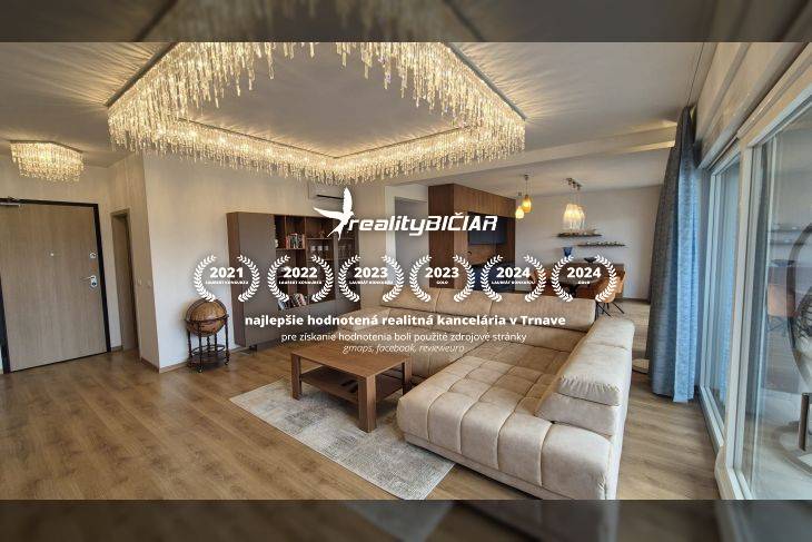 Wohnzimmer in einer Ferienwohnung mit Holzboden, Sofa und Hängelampen.