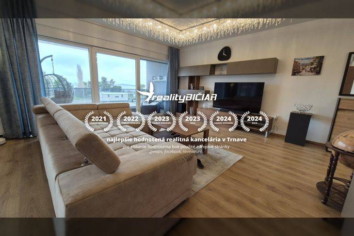 Wohnzimmer in der Ferienwohnung mit Sofa und Holzboden.