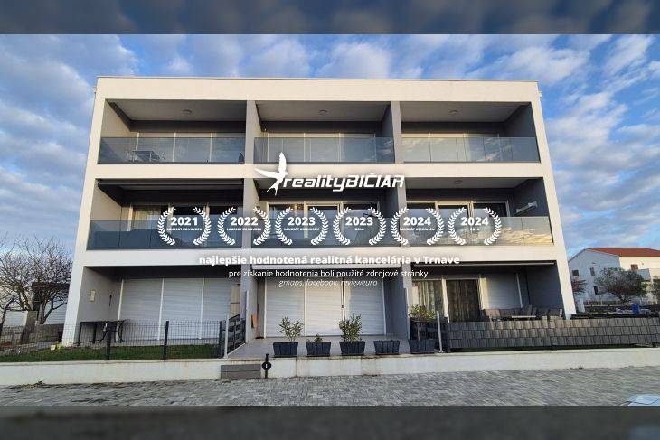 Dreistöckiges Ferienapartment in der Stadt Vrsi, in der Straße Zukve mit Balkonen und verglasten Geländern.